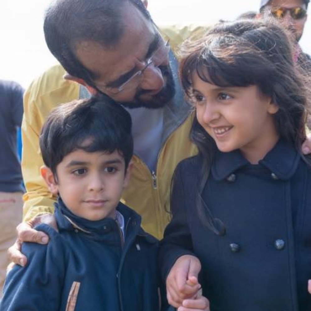 الشيخ محمد بن راشد في صورة جميلة مع أحفاده في وندسور - بريطانيا