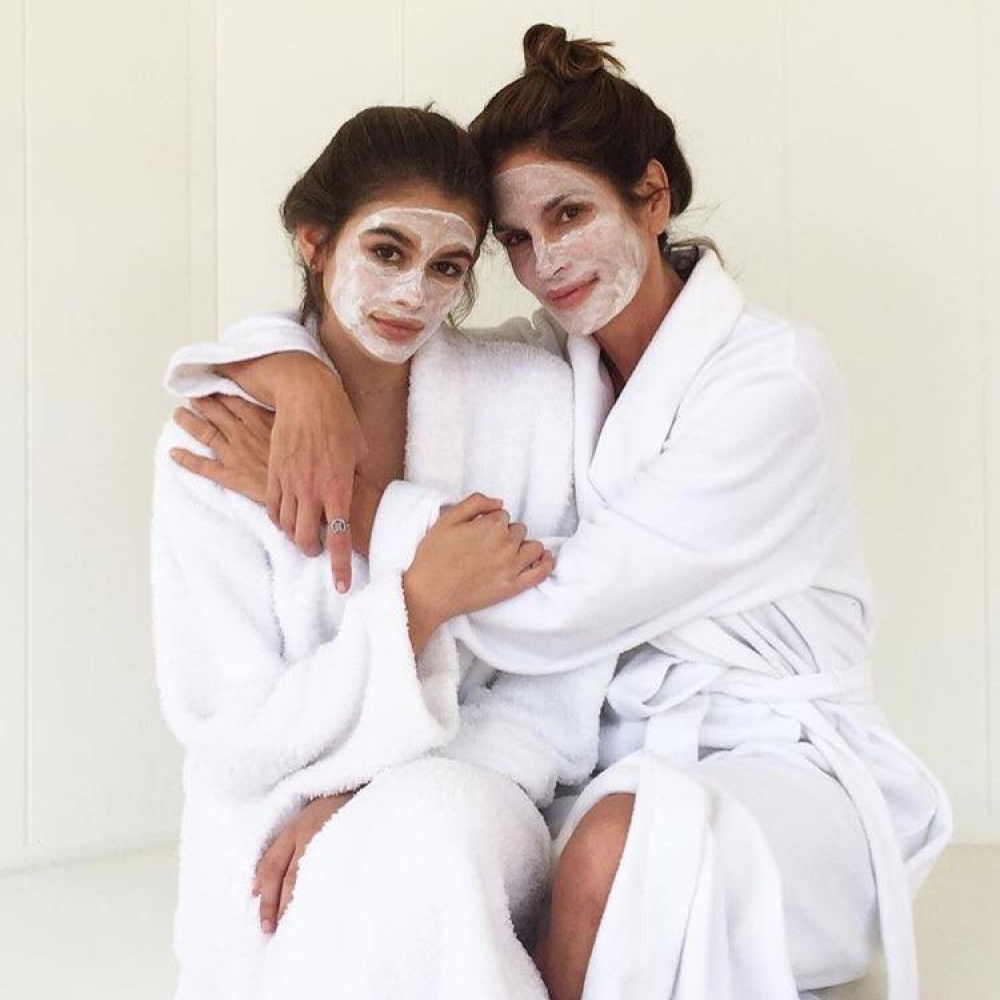 يبدو أنه يوم العناية بالبشرة لعارضة الأزياء سيندي كروفرد وابنتها .. !