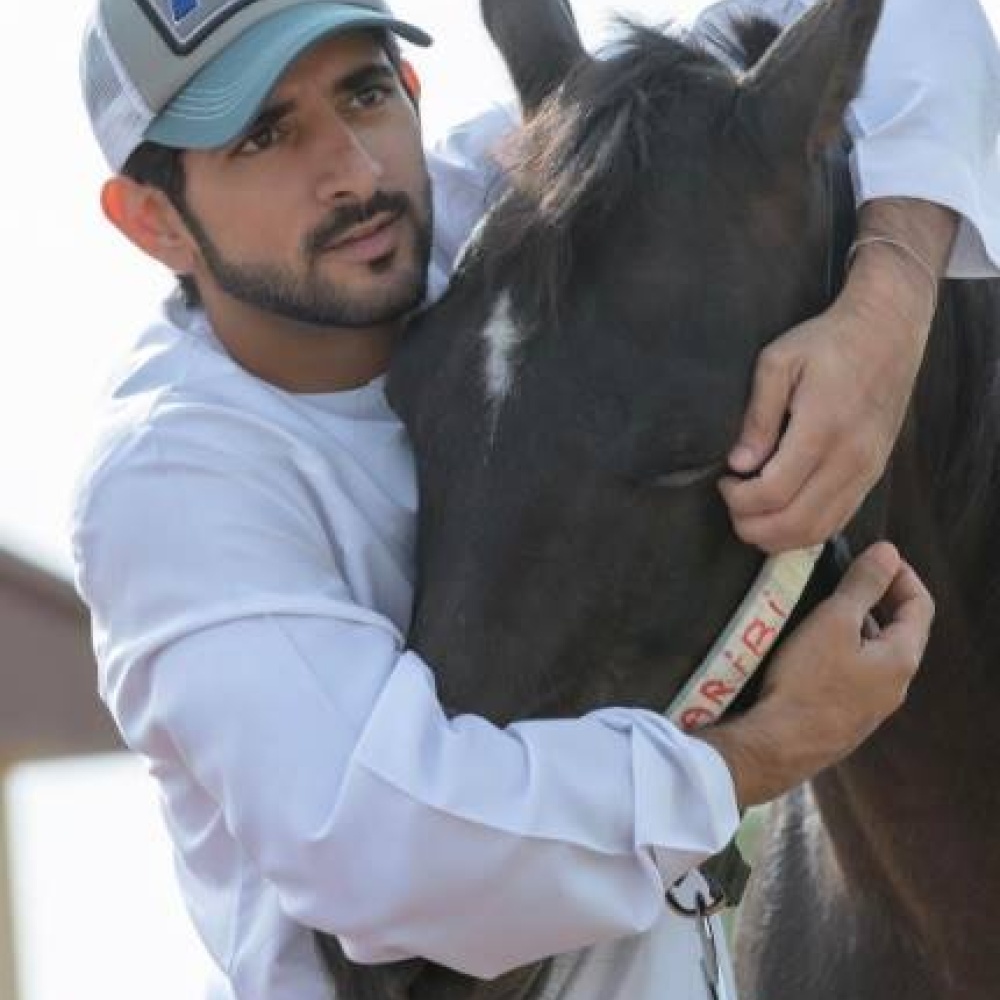 فزاع يبدأ يومه بعناق حميم مع الخيل ويصفها بالبداية المثالية!