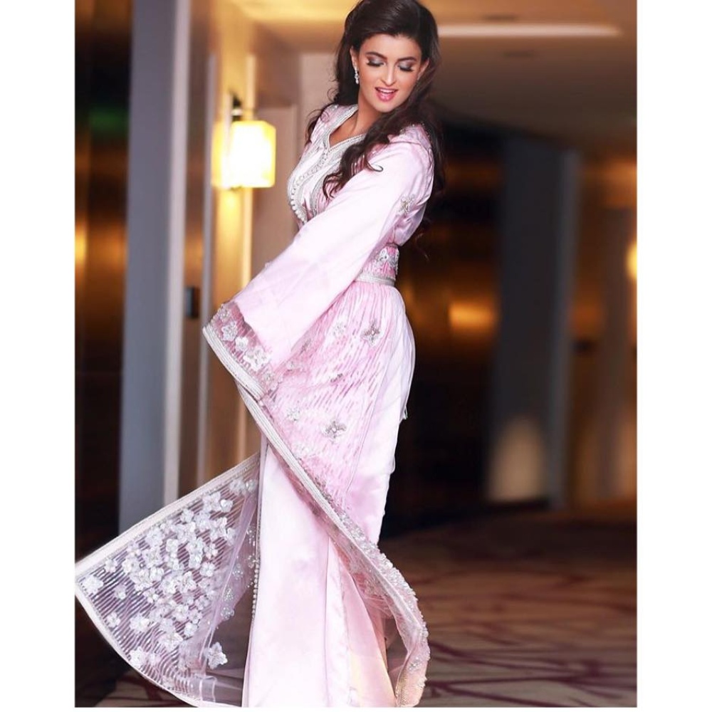 علا الفارس تتألق بثوب زهري اللون اليوم في السعودية