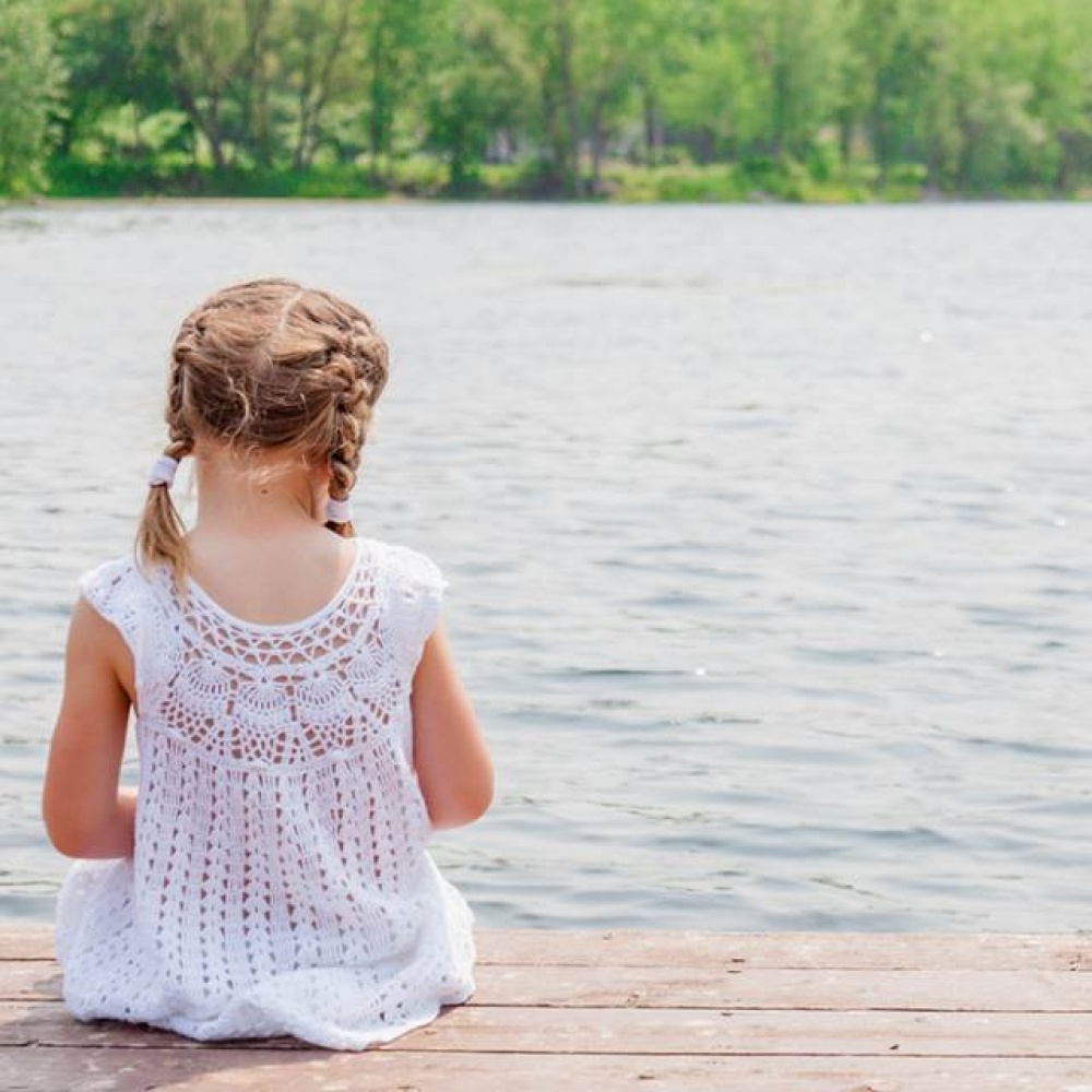 شاهدوا رد فعل طفلة هددتها أمها بإلقائها في النهر تأديبا لها