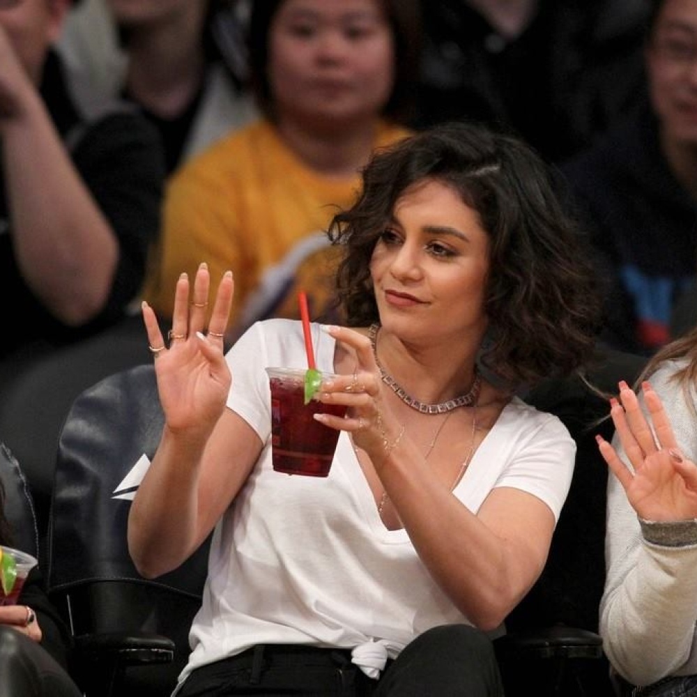 فانيسا هاجنز تستمتع بمشاهدة مباراة فريق كرة السلة المفضل لديها برفقة صديقاتها