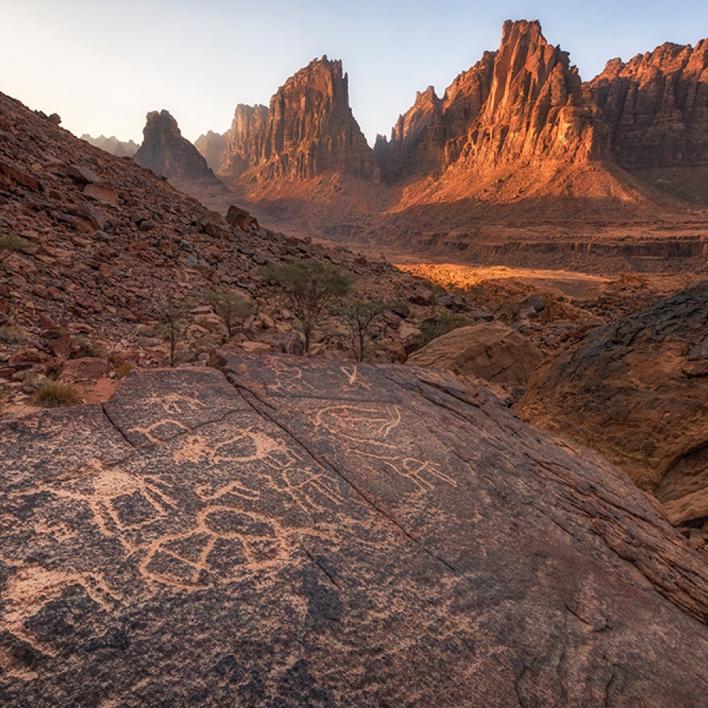 منحوتات صخرية على أحد الجبال في جبة