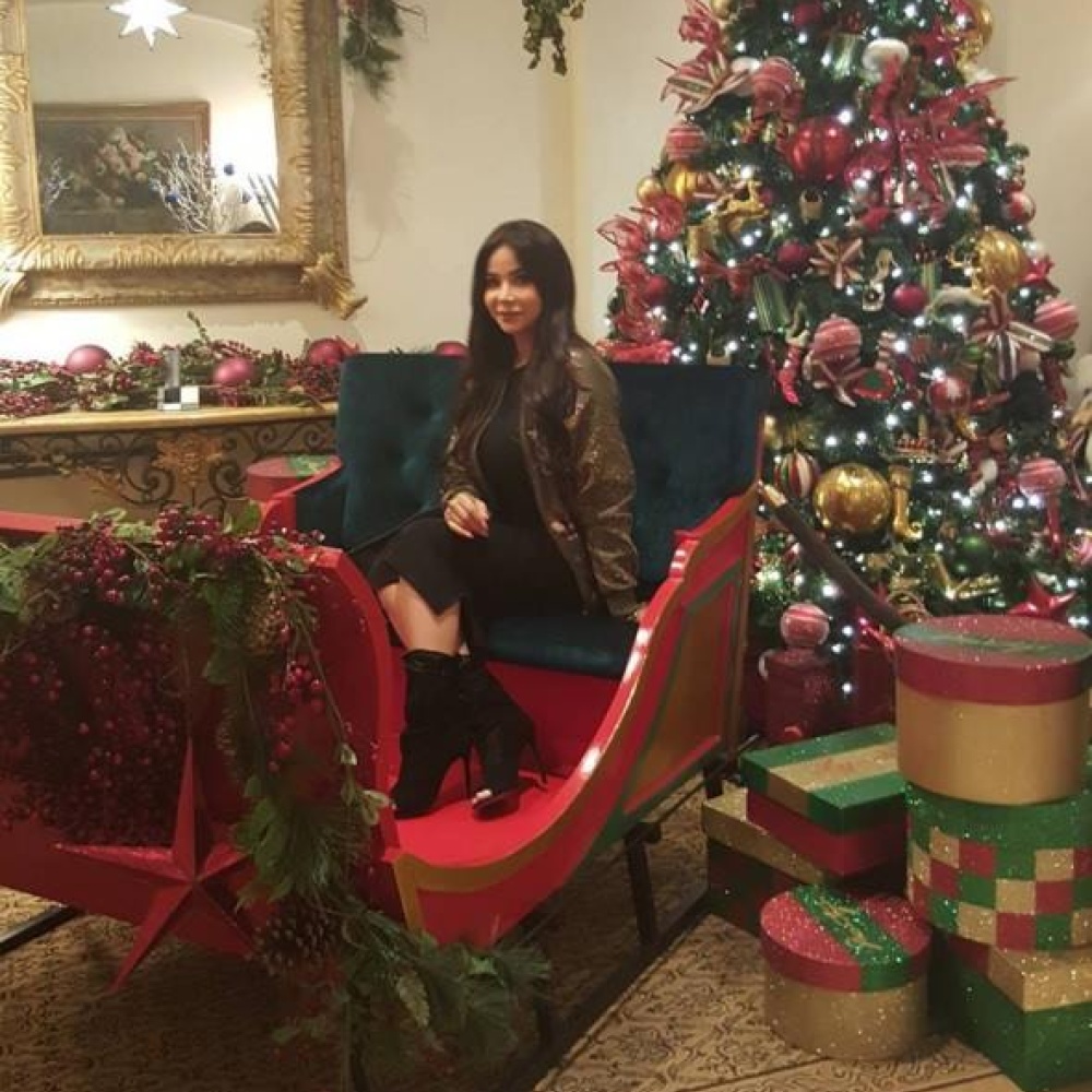 الإعلامية لجين عمران تقود عربة بابا نويل في لوس أنجلوس!