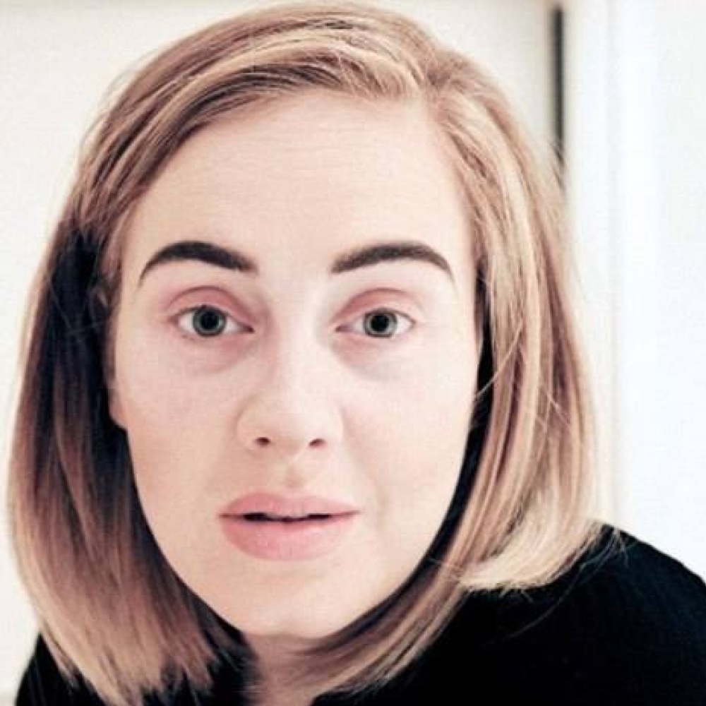 اديل تشعل الانترنت بصورة سيلفي لها بدون مكياج !