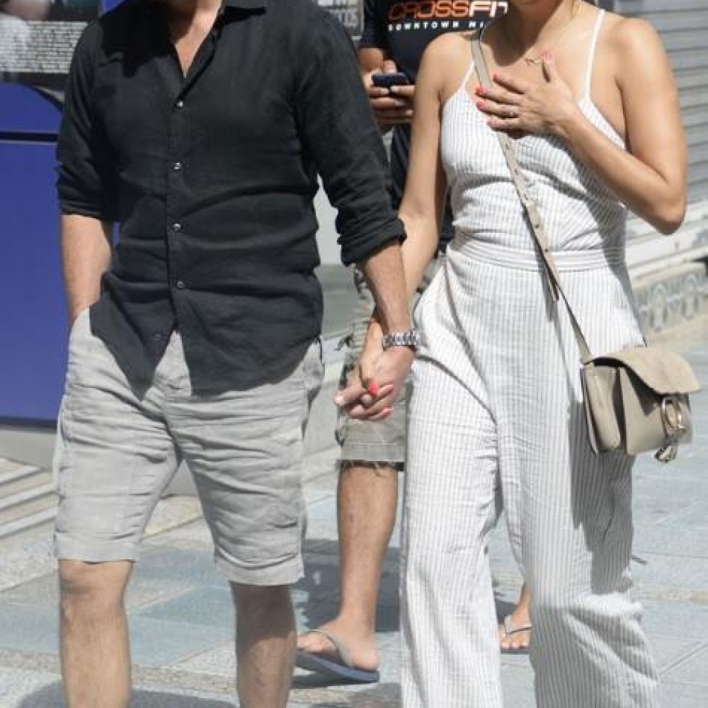 ايفا لونغوريا تبدو مستمتعة بنزهة نهارية مع زوجها خوسيه باستون تحت سماء ماربيا الأسبانية