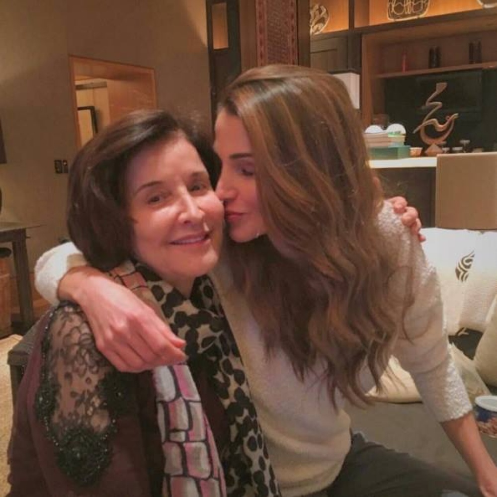 قبلة عذبة من الملكة رانيا لوالدتها في يوم الأم