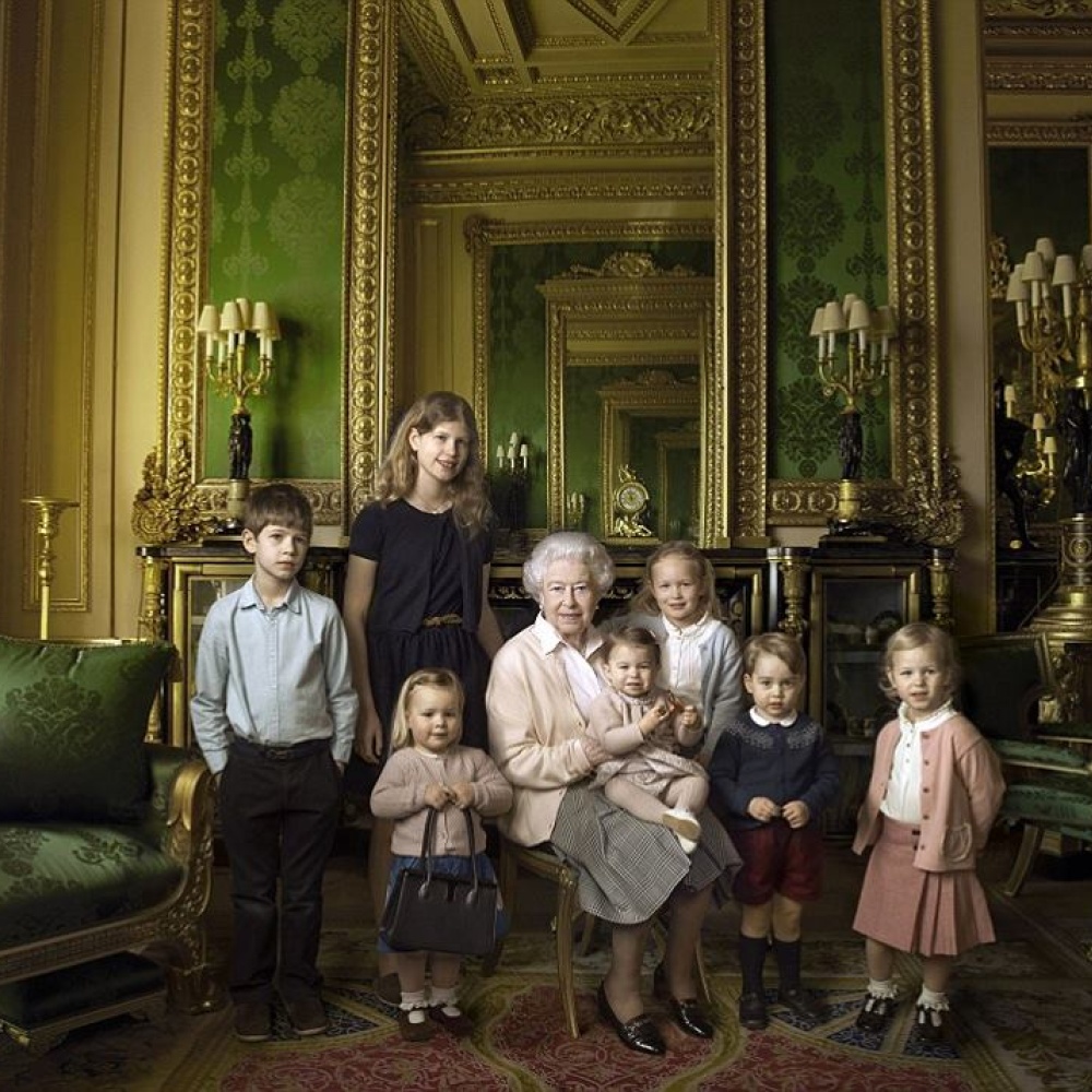 الملكة اليزابيث تحتفل بعيد ميلادها التسعين وسط أحفادها وأطفال العائلة المالكة