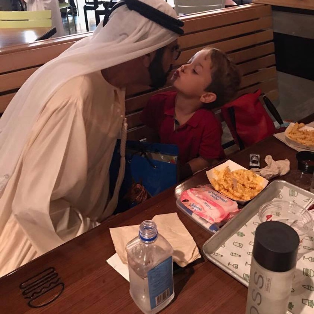الشيخ محمد بن راشد يتناول طعام الغداء مع ابنه زايد