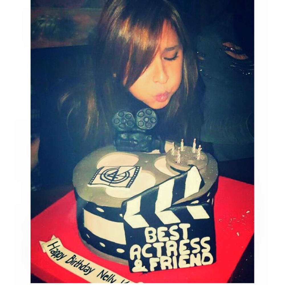 نيللي كريم تطفئ شموع عيد ميلادها بين اصدقائها