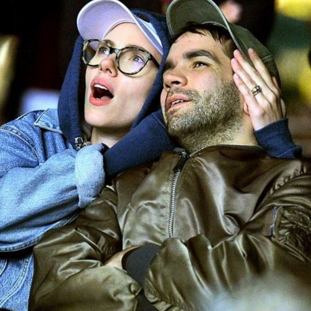 الزوجان سكارليت جوهانسون ورومان دورياك و اندهاش طفولي أثناء مشاهدة الألعاب النارية في مدينة ديزني