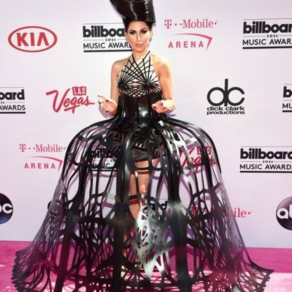 قد تكون هذه الاطلالة الأكثر غرابة في حفل البيلبورد للنجمة Z-lala