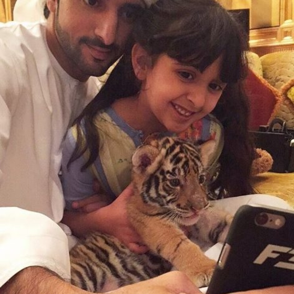 فزاع في سيلفي مع ابنة اخته الشيخة شيمة آل خليفة و نمره الصغير!