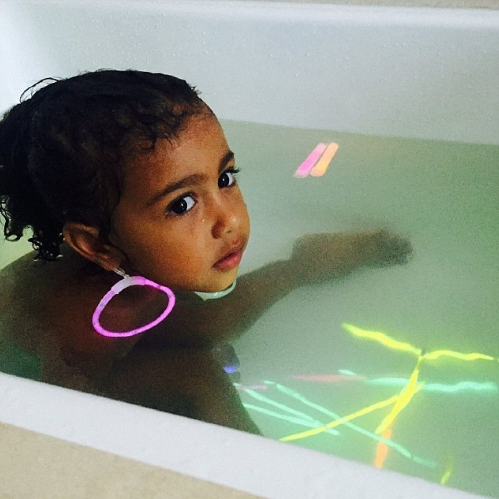 نورث ويست تستمتع بأخذ حمام دافئ مع العصا المضيئة بعد رحلة سفر مع والديها