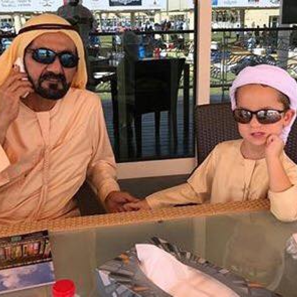 الشيخ محمد بن راشد بصحبة ابنه زايد خلال سباقات القدرة صباح اليوم