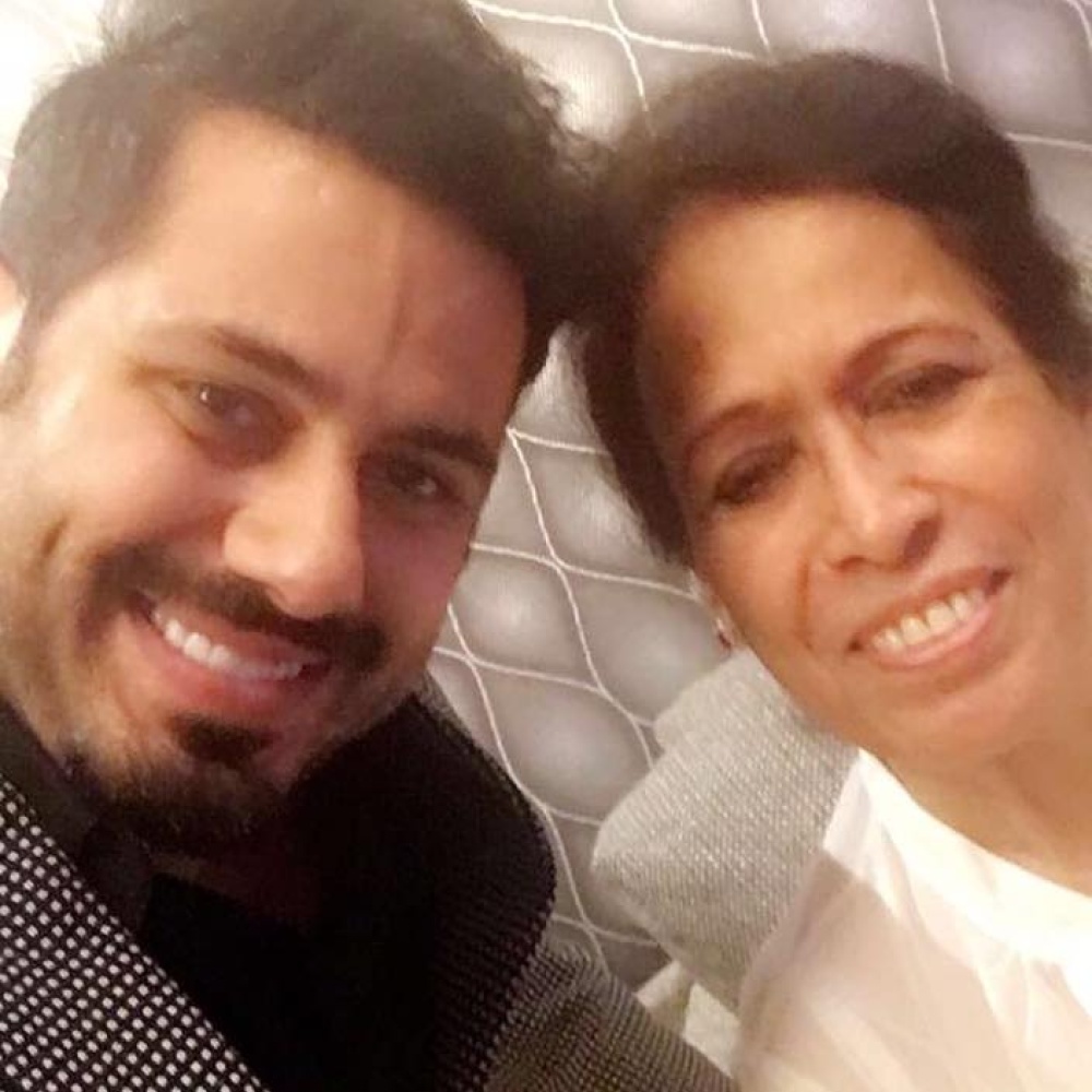 سيلفي عبدالله بوشهري مع حياة الفهد خلال تكريمه في الكويت بالأمس