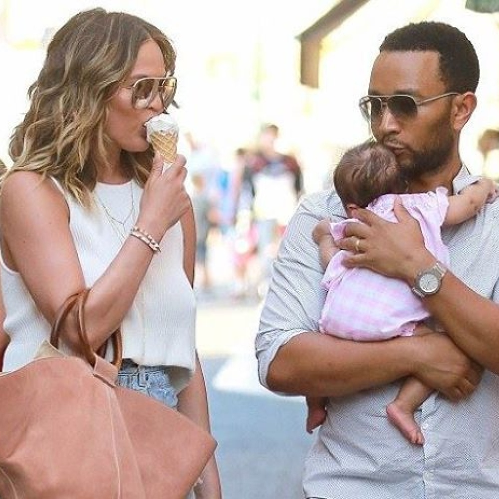 جون ليجند وزوجته كريسي تايجن يستمتعان بتناول المثلجات برفقة ابنتهما لونا في سان تروبيه