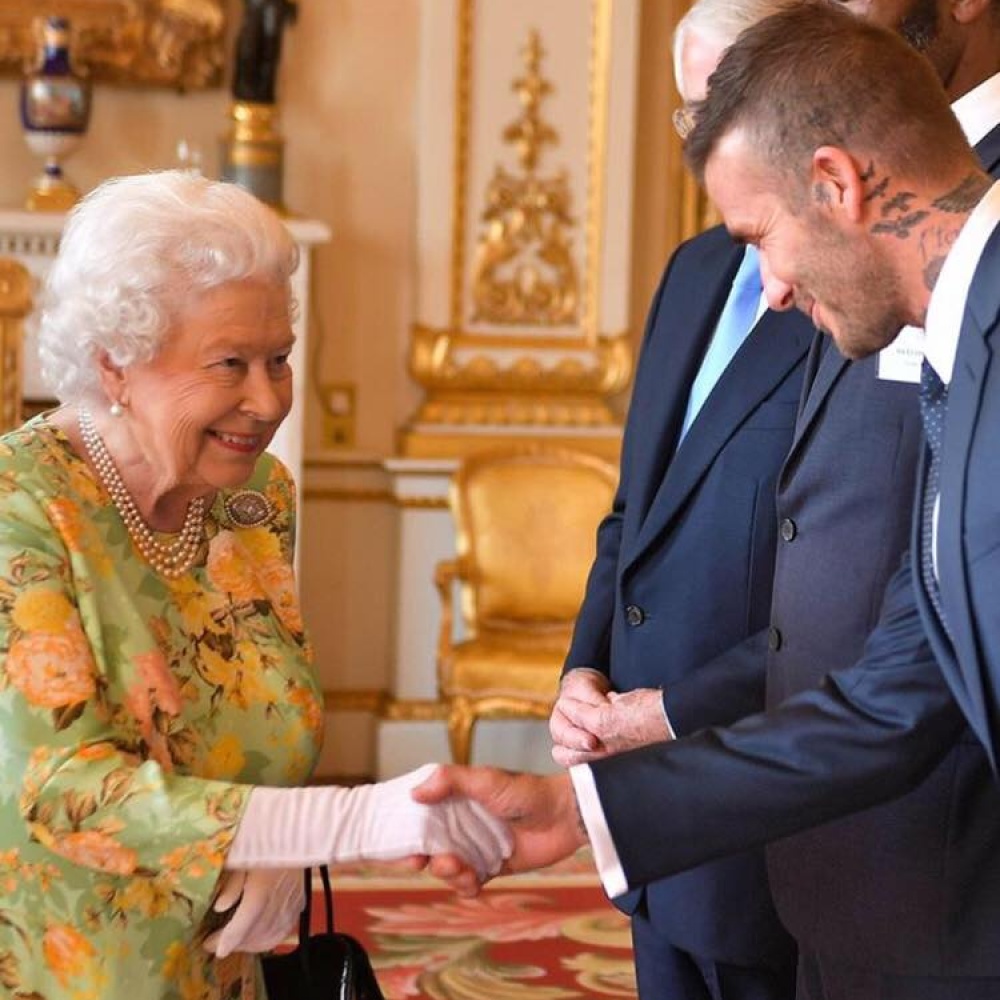 ديفيد بيكهام في كامل أناقته خلال مصافحته الملكة اليزابيث الثانية في قصر برمنغهام ليلة أمس
