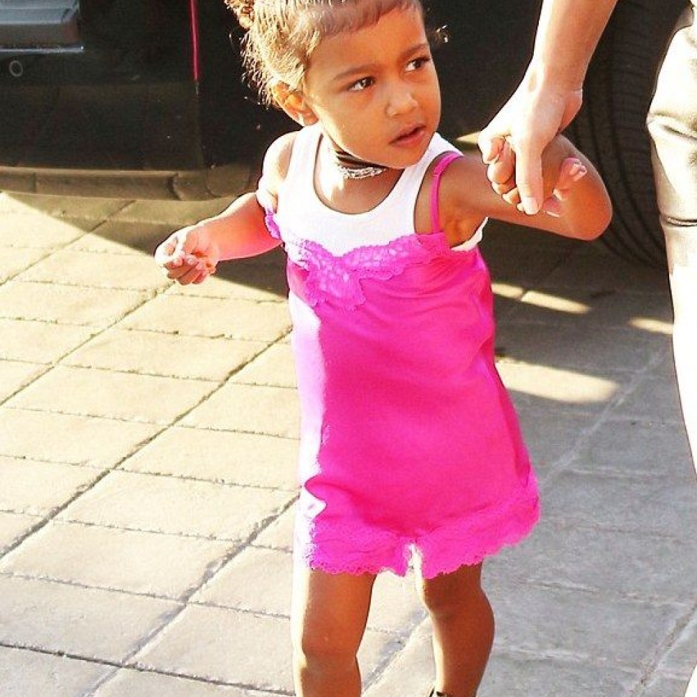 يبدو أن كيم كردشيان قد نقلت موضة ارتداء ملابس النوم لابنتها نورث ويست .. !