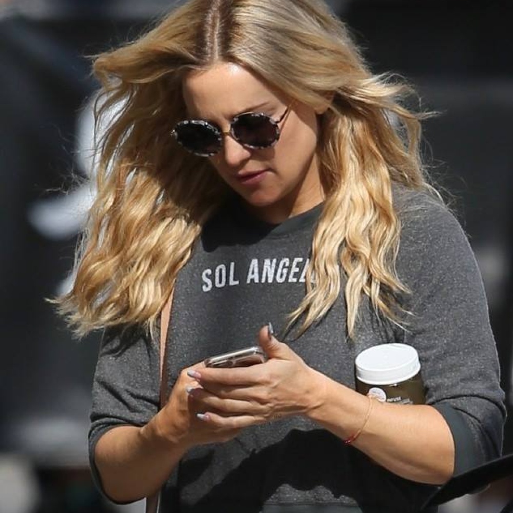 يبدو أن كيت هدسون منشغلة جدا بالتحدث بهاتفها .. ولا تبالي بعدسات الباباراتزي المتربصة بها