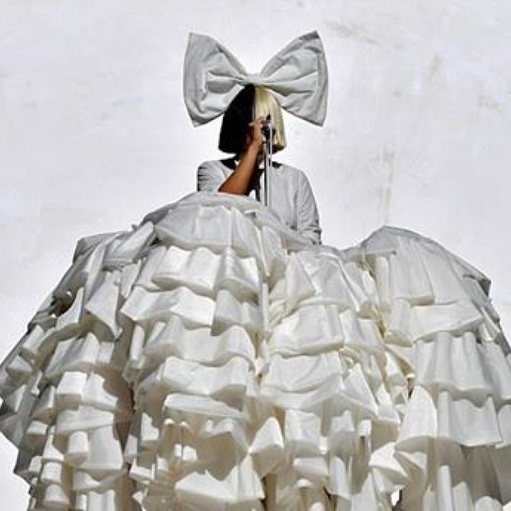 سيا Sia بأغرب اطلالة لها خلال حفلها في بوسطن