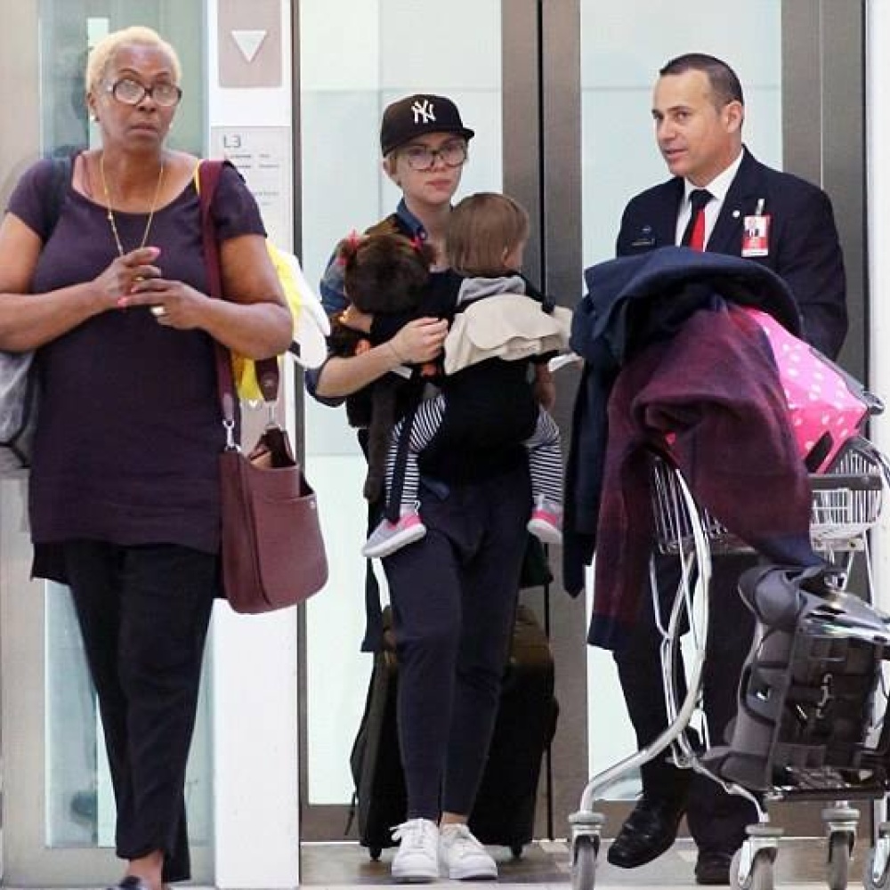 سكارليت جوهانسون تصل مطار سيدني بصحبة ابنتها .. وتحاول اخفاء وجهها عن وسائل الاعلام 