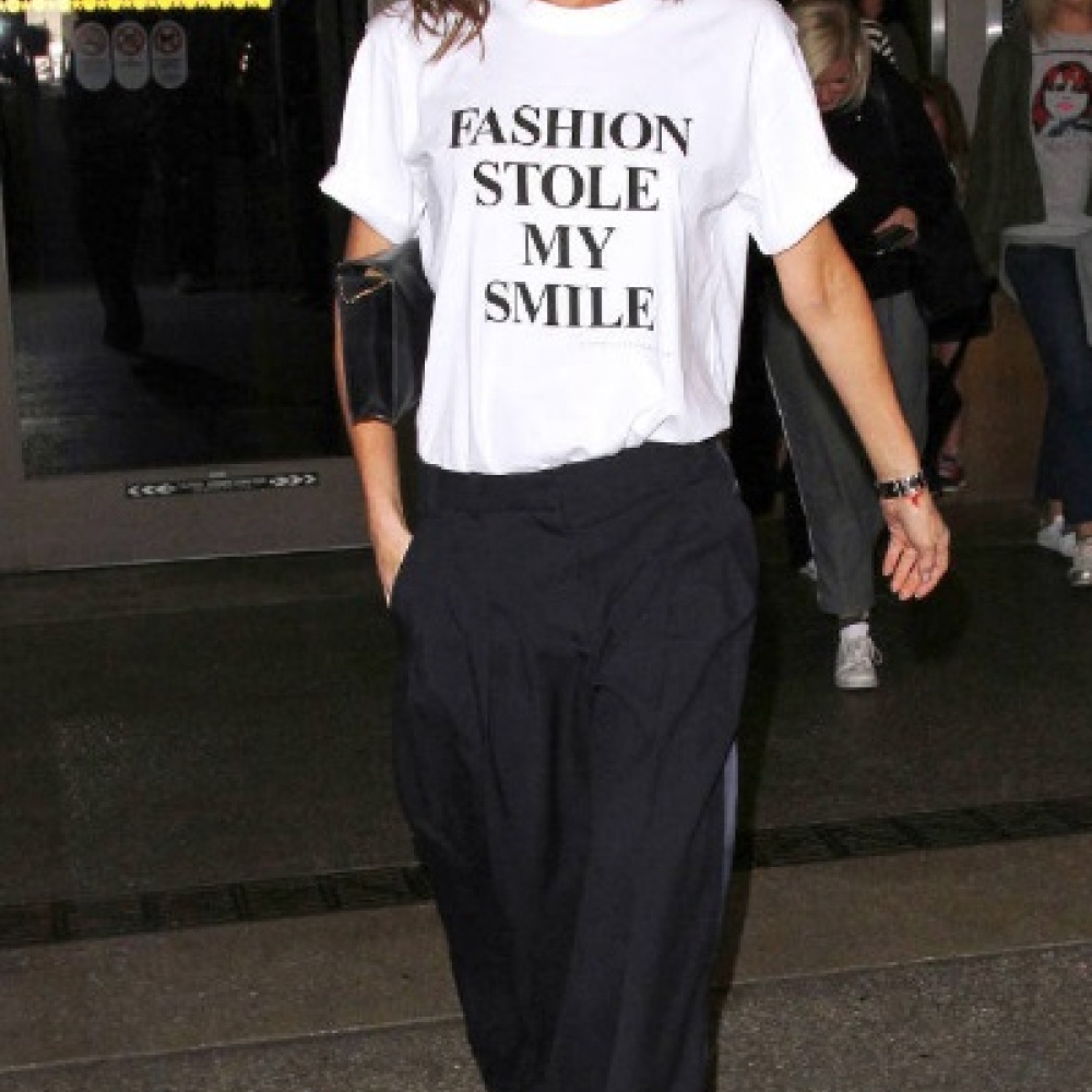 فيكتوريا بيكهام ترتدي توب "الأزياء سرقت مني ابتسامتي" وهو من تصميمها! 