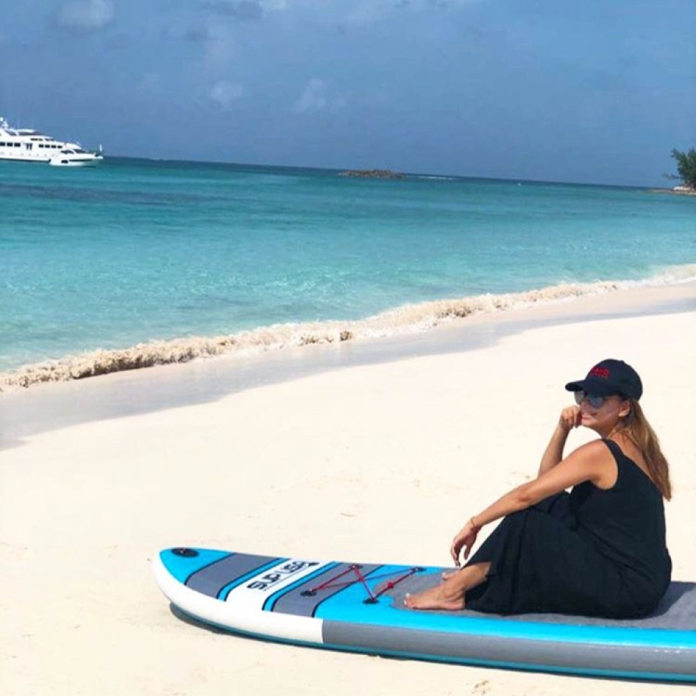 إيفا لونغوريا تبدو مسترخية في أول عطلة لها بعد الأمومة 