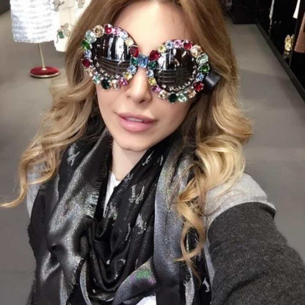 يارا في سيلفي بنظارات شمسية مميزة أثناء تسوقها