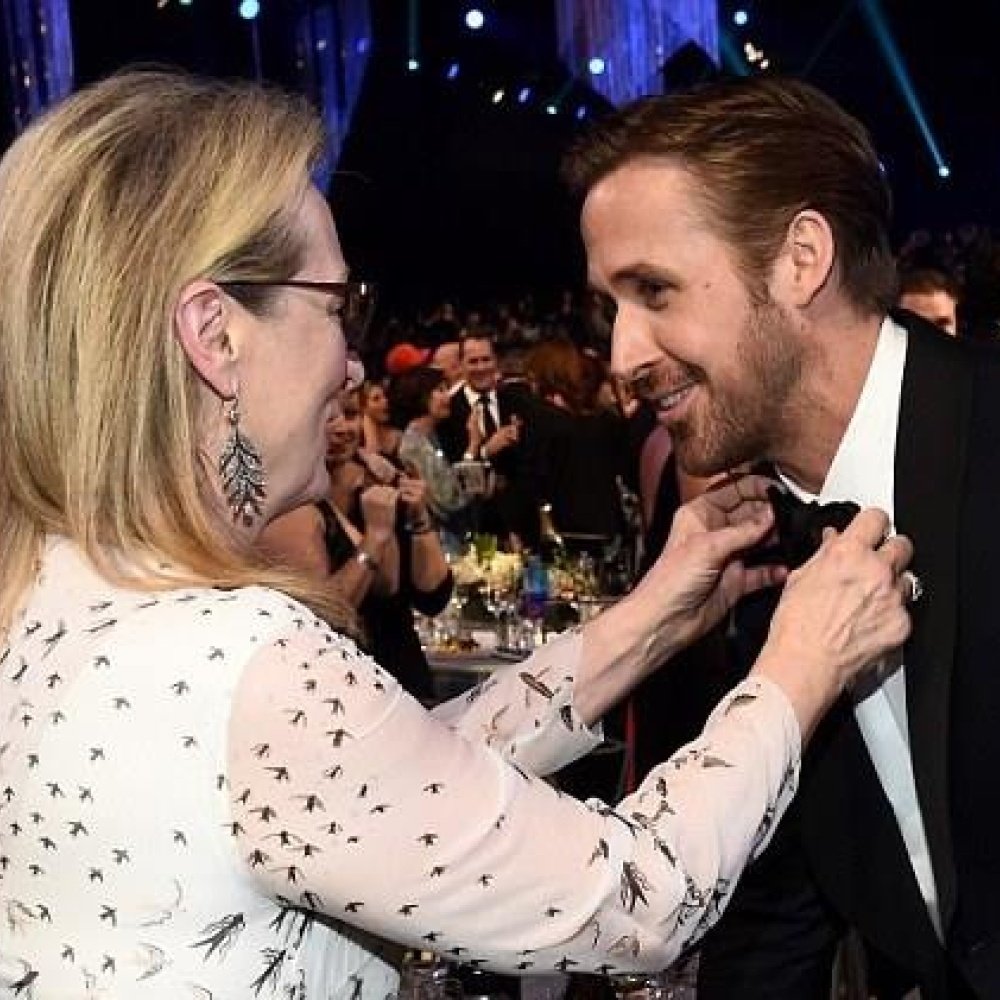 ميريل ستريب تحاول تعديل ربطة عنق ريان جوسلينج في حفل توزيع جوائز ساجا