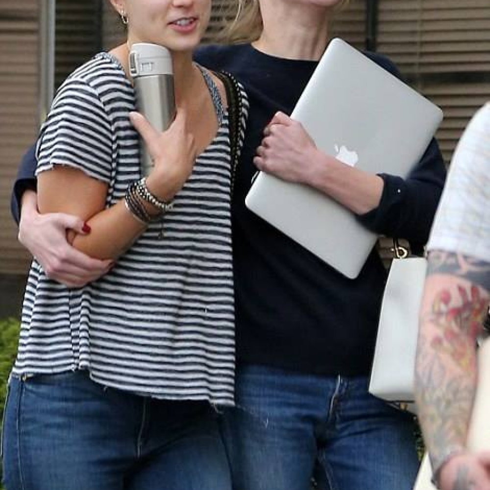 أمبر هيرد تبدو في قمة سعادتها مع احدى صديقاتها بعد اجتماع دام لأربع ساعات مع محاميها .. فهل ستربح قضيتها ضد جوني ديب؟