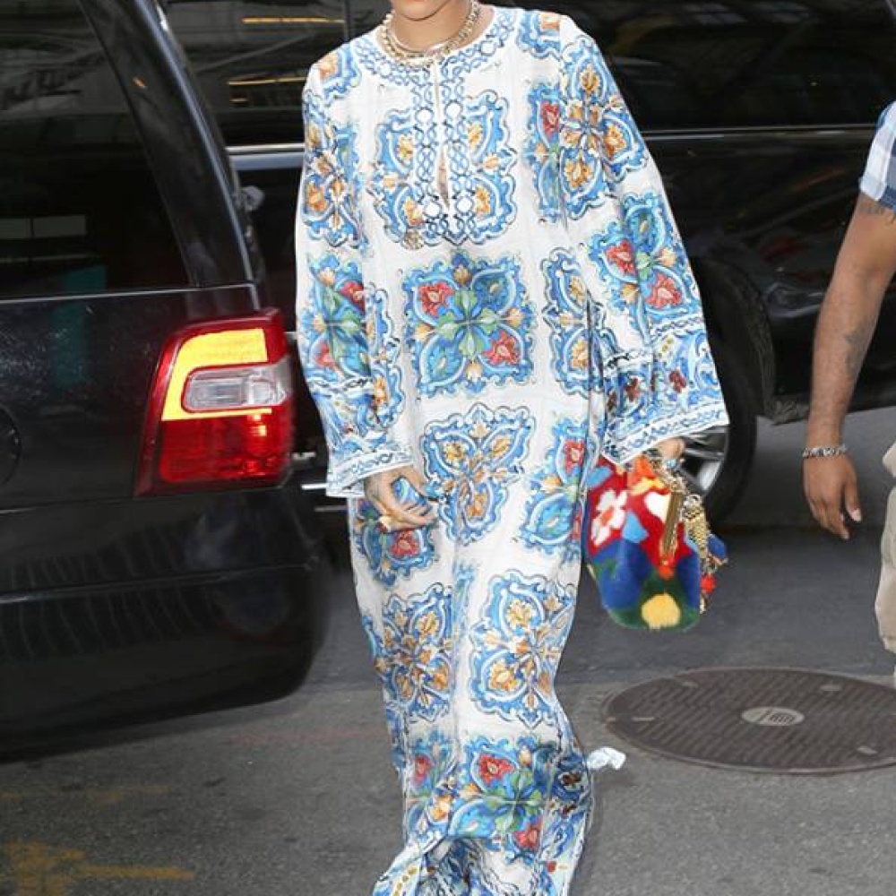 ريهانا تتألق بقفطان حريري ملون أثناء تسوقها في مدينة نيويورك!