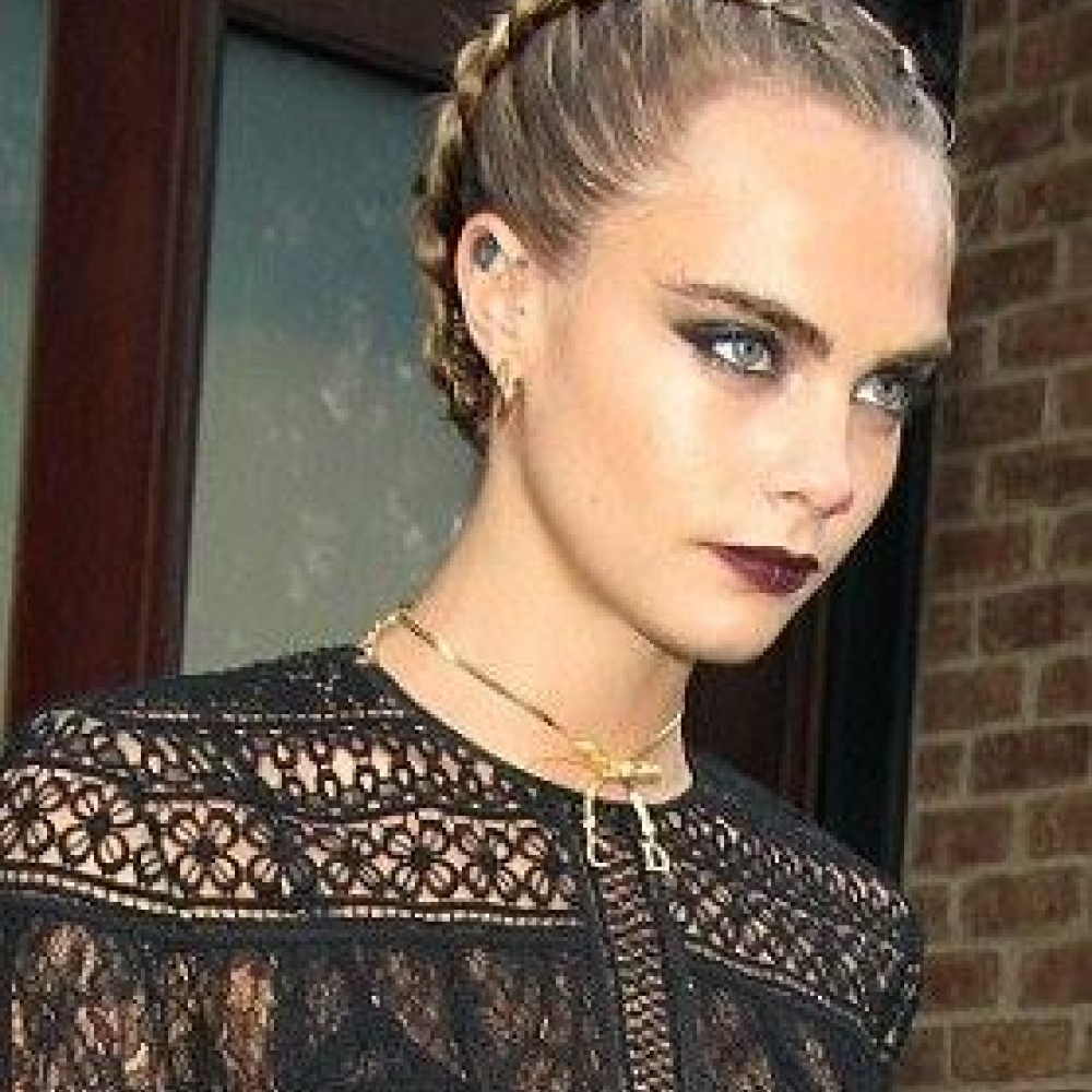 أعجبتنا كثيرا تسريحة شعر كارا ديليفين الصيفية والأنيقة .. ماذا عنكِ؟