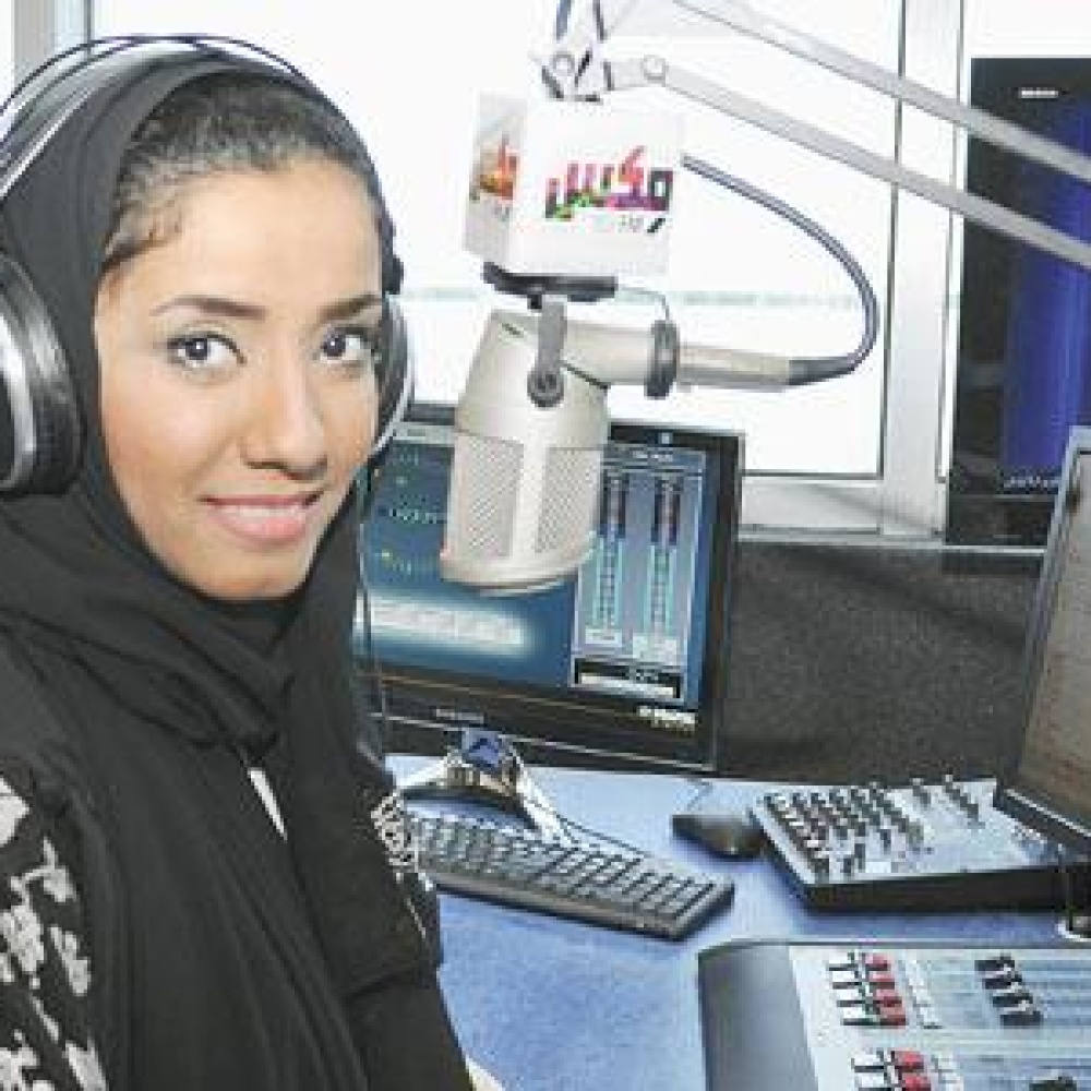 مذيعة سعودية تغادر برنامجها أثناء البث إثر مزحة