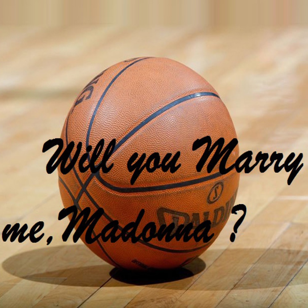 بالفيديو: لبناني يطلب يد حبيبته في مباراة نهائي السلة