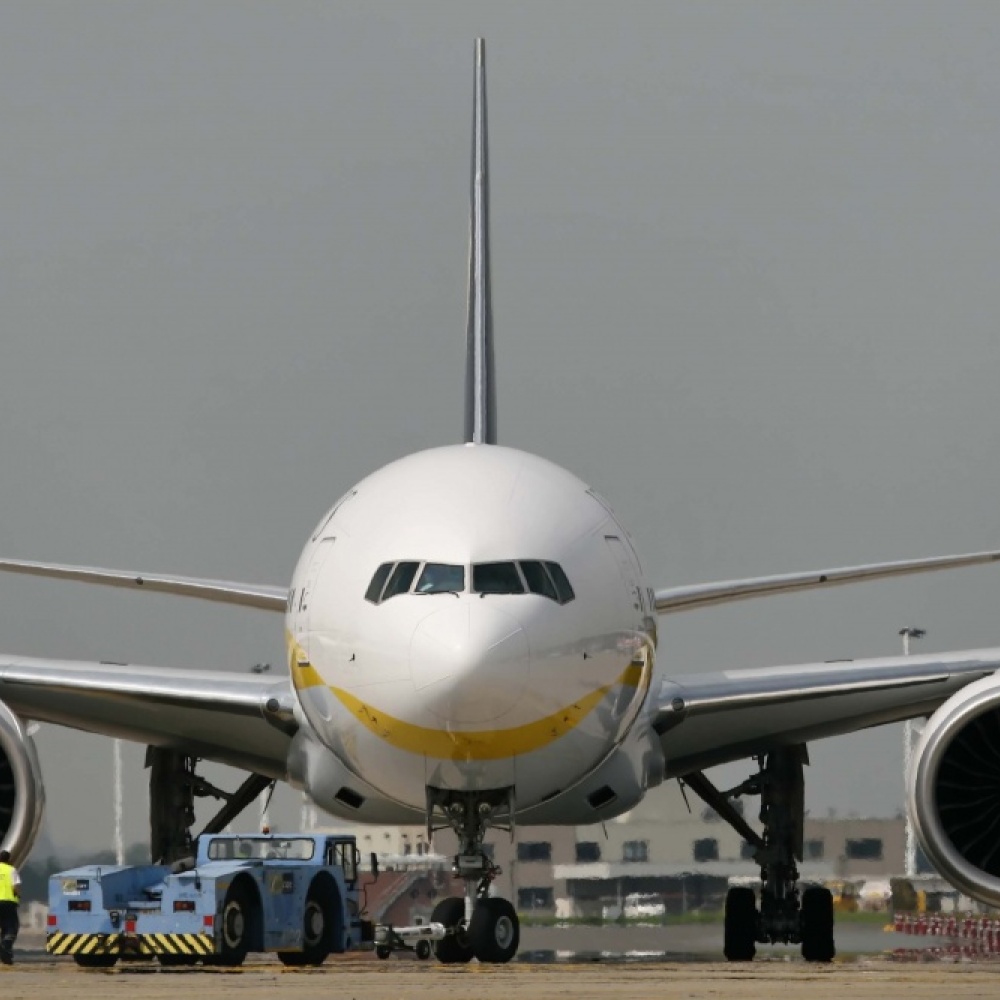 بالفيديو: تصادم غريب بين طائره سعودية وسيارة بمطار الملك عبد العزيز