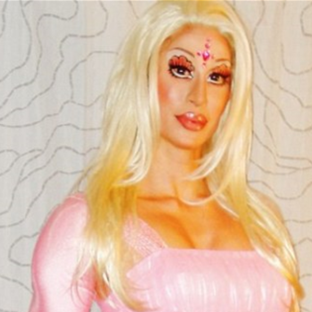 أميركي ينفق 150 ألف دولار ليتحول إلى دمية