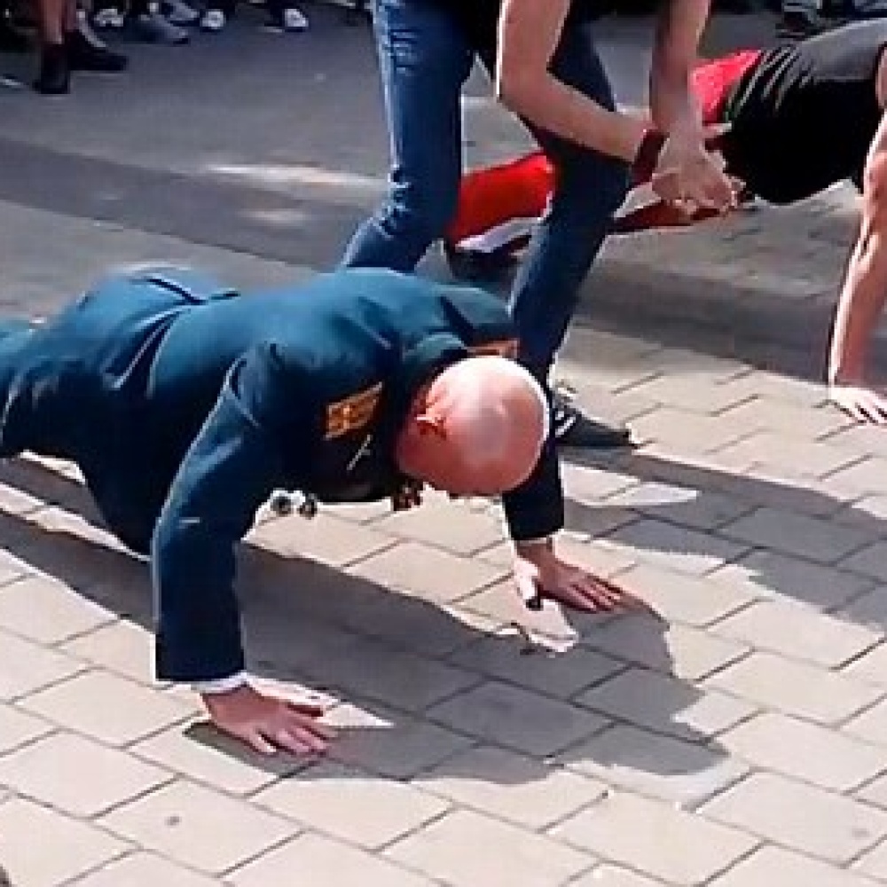 بالفيديو: عجوز يهزم الشباب في تمارين الضغط