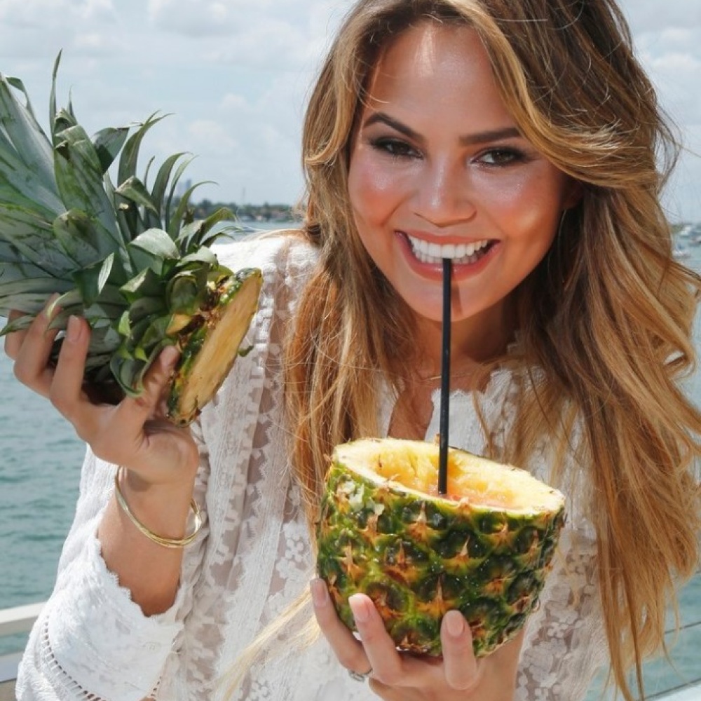 كريسي تايجن تستمتع بشرب عصير الأناناس في ميامي