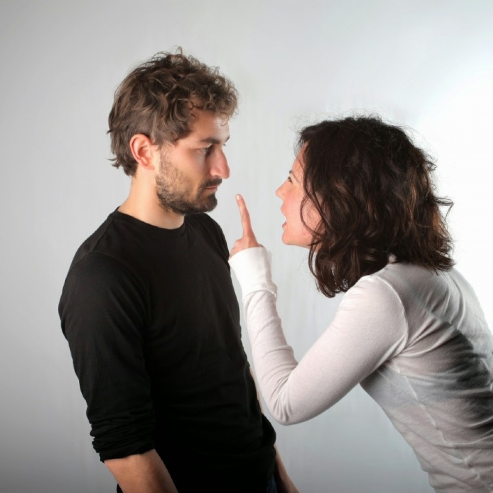 بالفيديو: "علقة سخنة" لـ4 شباب تحرشوا بالفتاة الخطأ