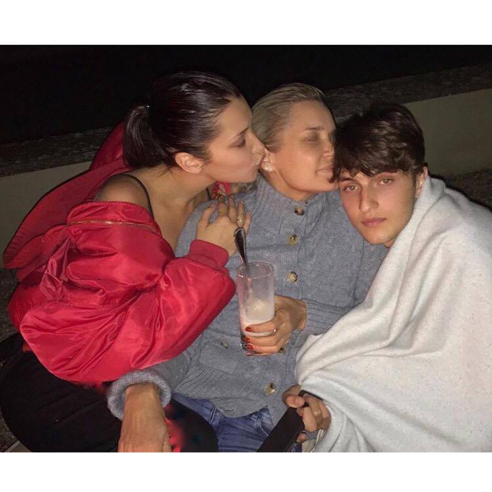 يولاندا حديد تنشر صورة تجمعها بابنها أنو وابنتها بيلا حديد في ختام اجازتهم الصيفية