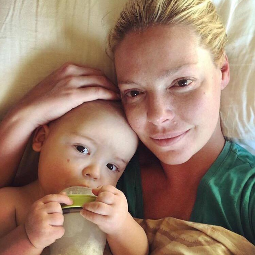 كاثرين هيغل تنشر صورة سيلفي مع ابنها الرضيع فور استيقاظهم من النوم