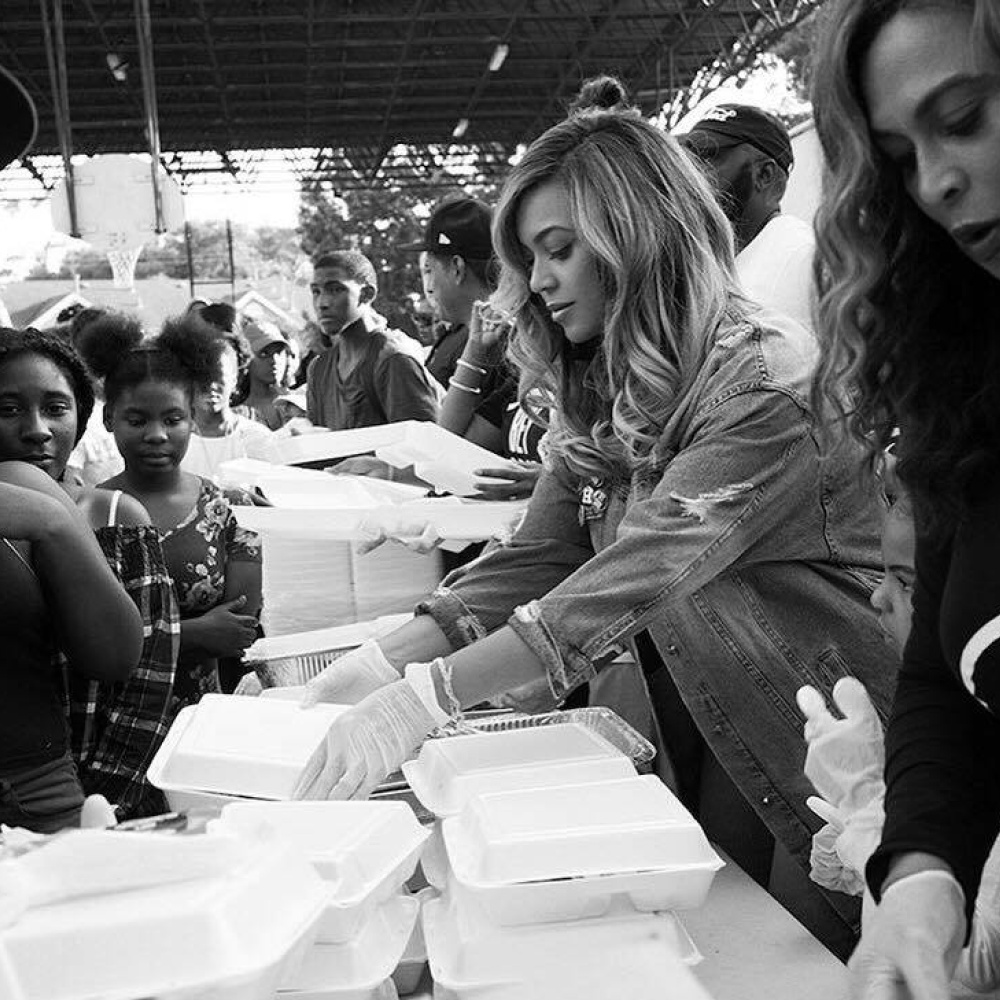 النجمة بيونسيه خلال مشاركتها في حملة إنسانية لجمع التبرعات لمتضرري اعصار ايرما