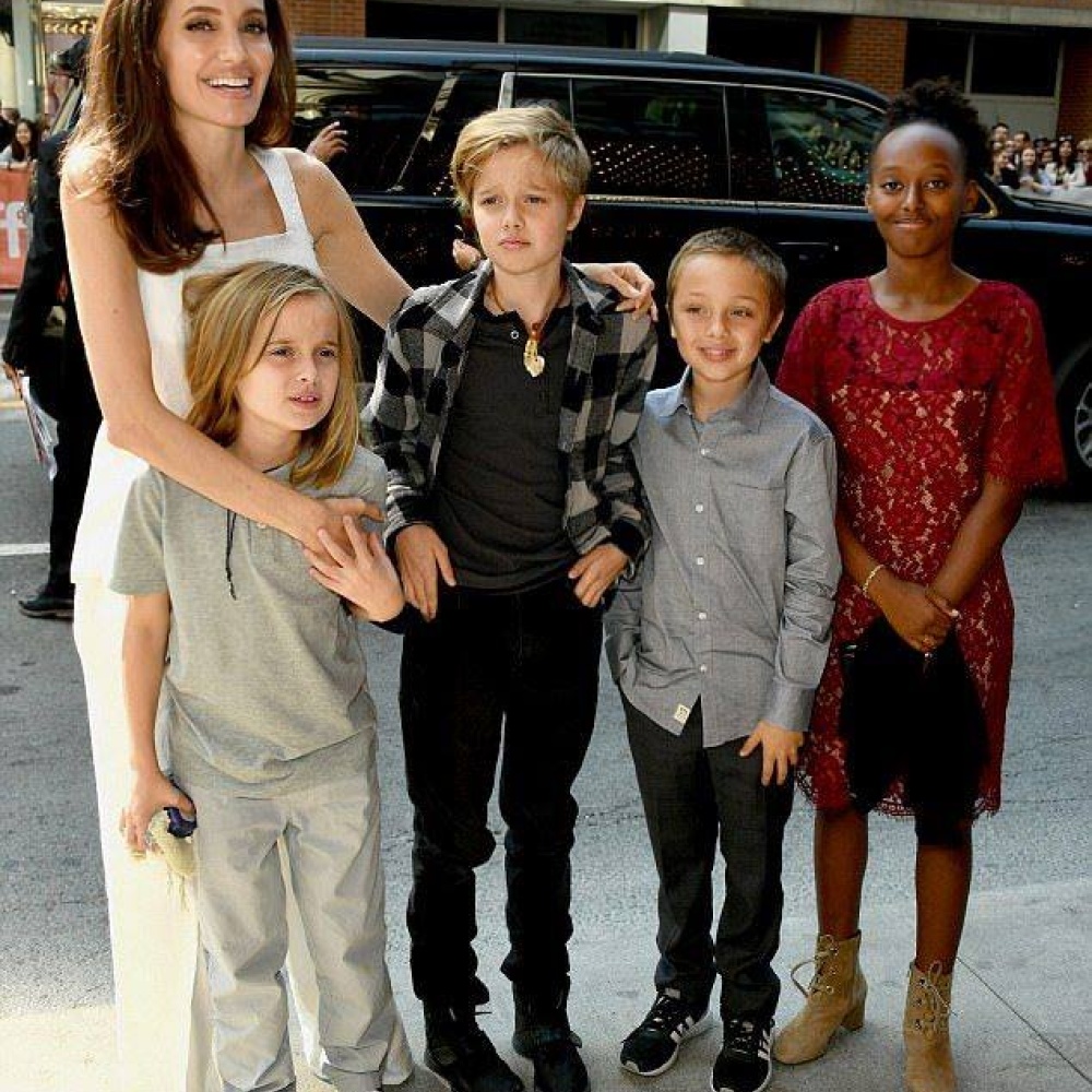 أنجلينا جولي بصحبة أبنائها الأربعة خلال الترويج لفيلمها الجديد ضمن فعاليات مهرجان تورنتو السينمائي