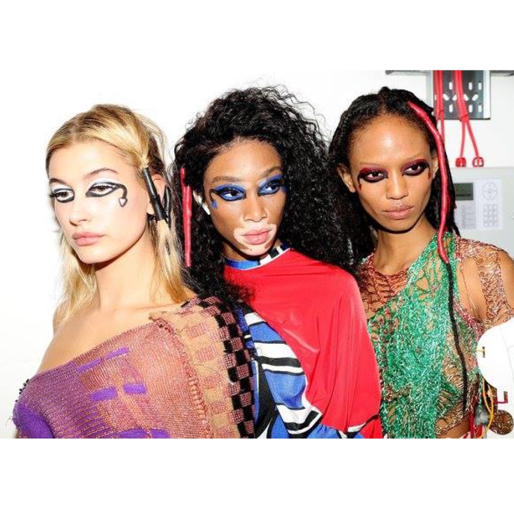 لا يخلو أسبوع الموضة في لندن من صيحات المكياج الغريبة .. وهذه أحدها من عرض fashion east