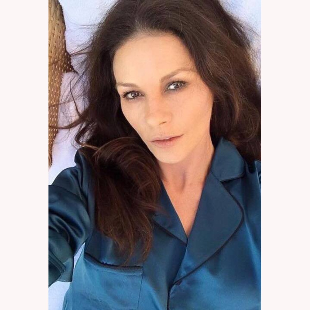 كاثرين زيتا جونز تصدم متابعيها بصورة بدون مكياج !