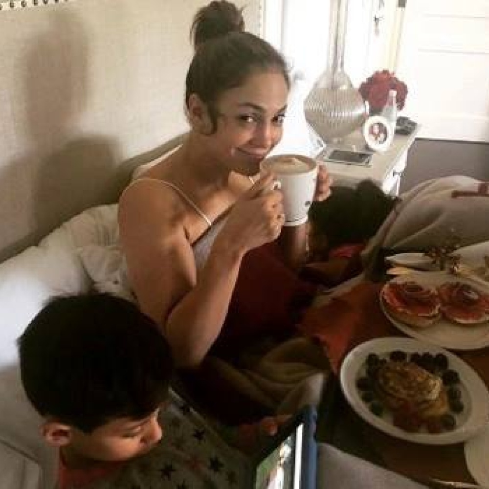 جنيفير لوبيز تتناول وجبة الإفطار مع ولديها في السرير في صورة شاركت بها متابعيها على الانستقرام