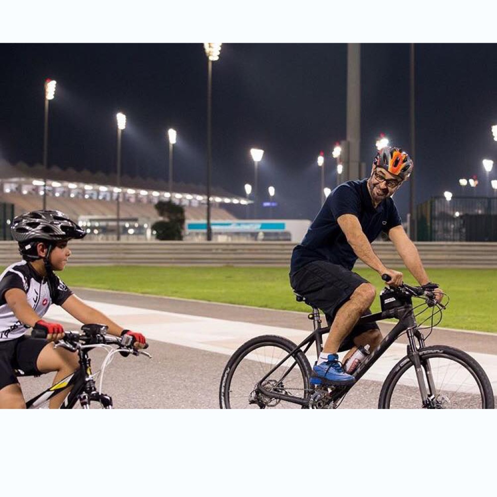 الشيخ محمد بن زايد خلال ممارسته الرياضة وقبوله لتحدي دبي للياقة