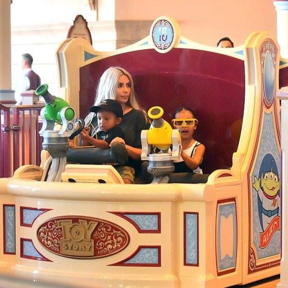 كيم كاردشيان تحتفل بعيد ميلادها برفقة طفليها في ديزني لاند