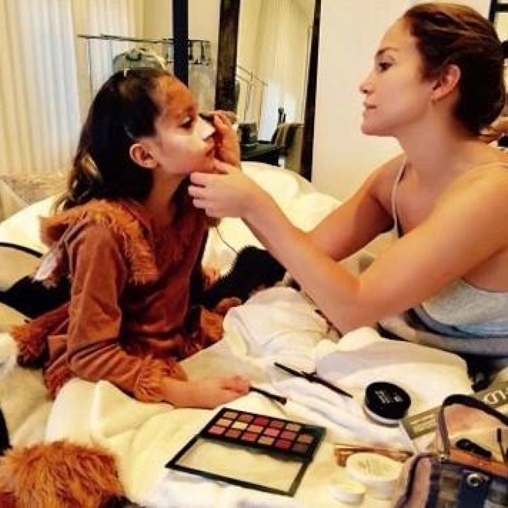 جنيفر لوبيز تزين ابنتها قبل الاحتفال بالهالوين أمس